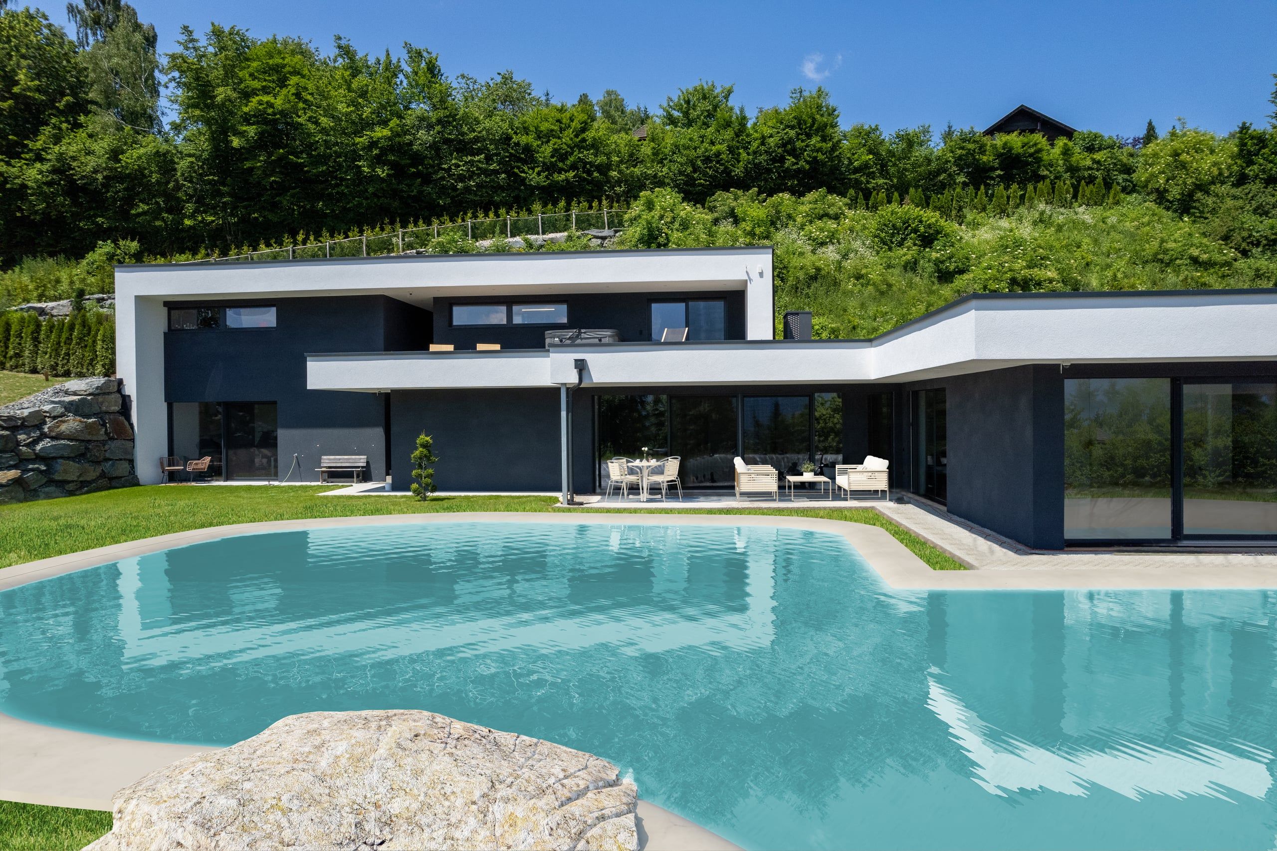 Luxusvilla mit Schwimmteich